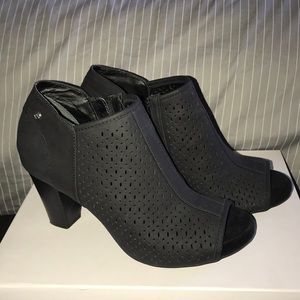 Giani Bernini Black Memory Foam booties